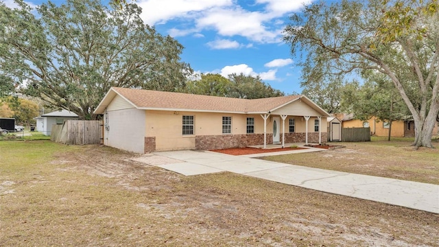 single story home featuring a front yard