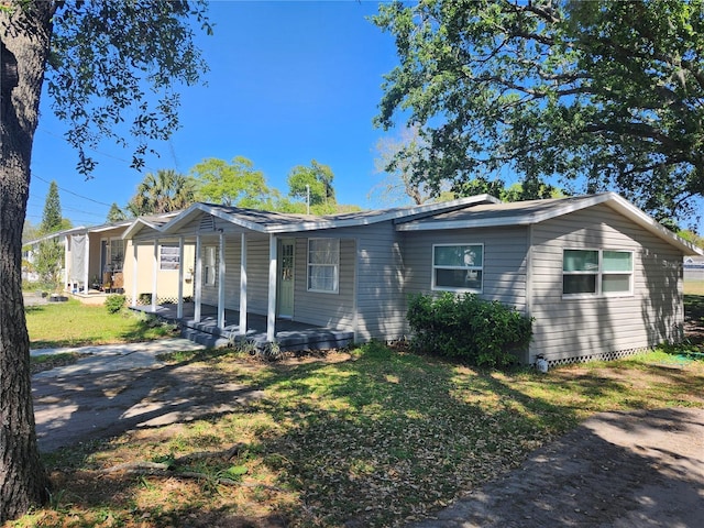 view of front of home featuring a porch and a front lawn