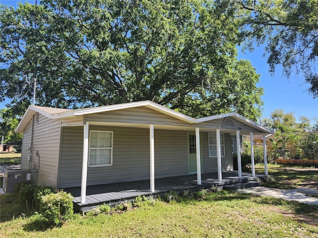 view of front of property featuring a porch and a front yard