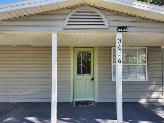 entrance to property featuring covered porch