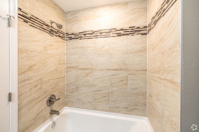 bathroom featuring tiled shower / bath combo