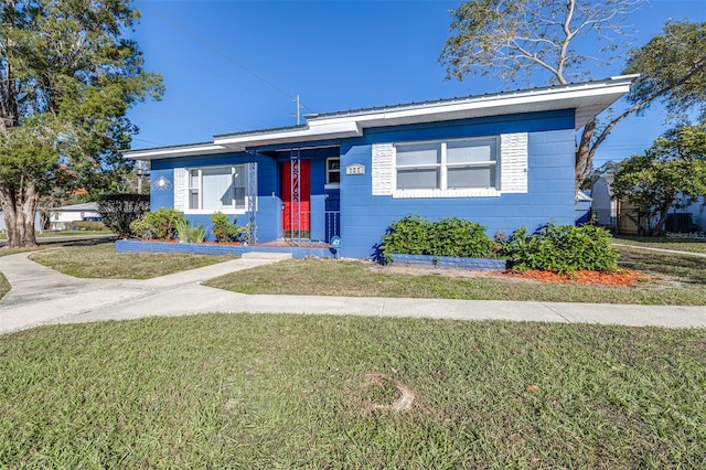 view of front of house featuring a front lawn