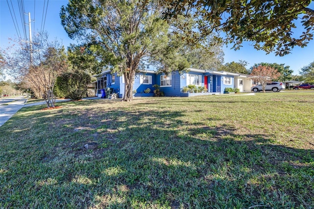 view of front of home featuring a front lawn