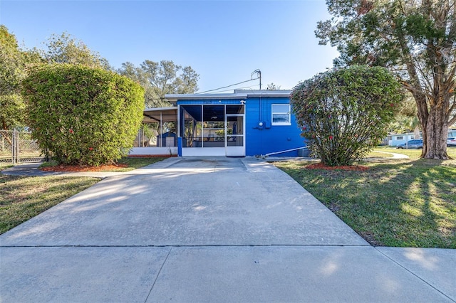 view of front facade featuring a carport and a front lawn