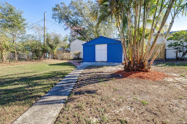 view of yard featuring a storage unit