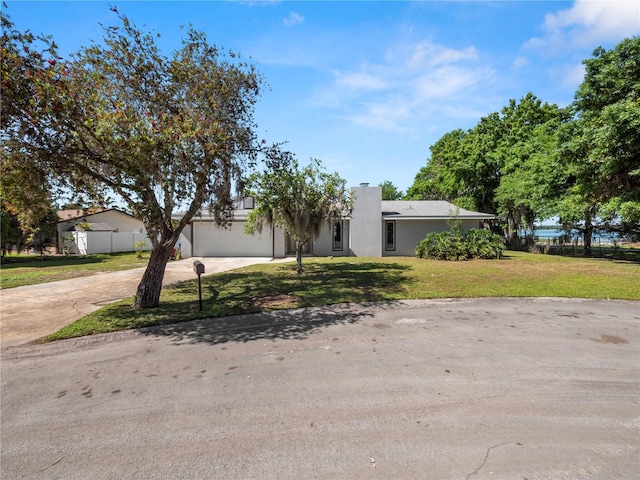 view of front facade featuring a front yard