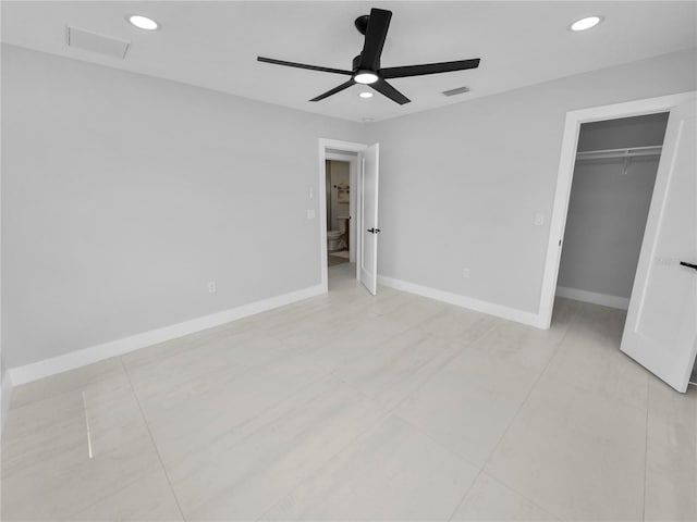 unfurnished bedroom featuring ceiling fan and a closet