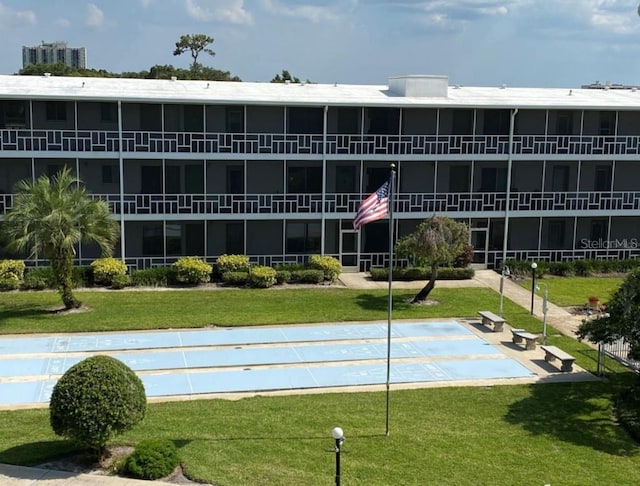 view of home's community featuring a yard