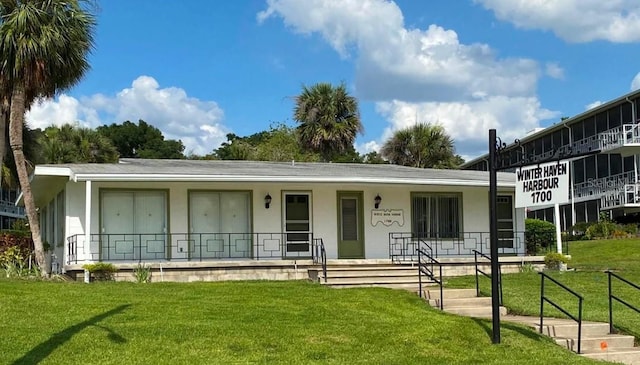 view of front of house featuring a front yard