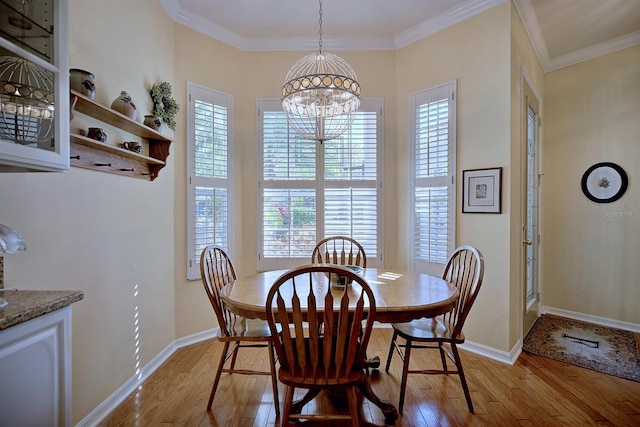 dining room featuring ornamental molding, light hardwood / wood-style floors, and a chandelier