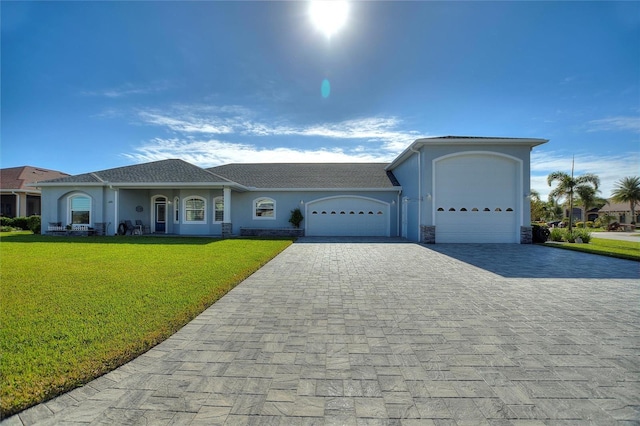 view of front of house featuring a garage and a front yard