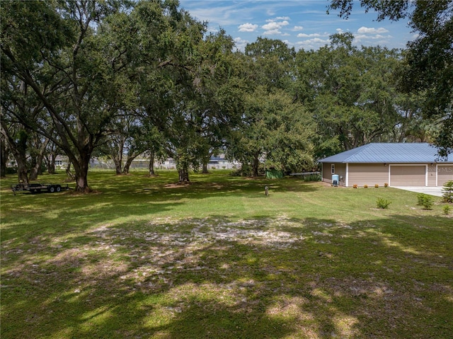 view of yard featuring a garage and an outdoor structure