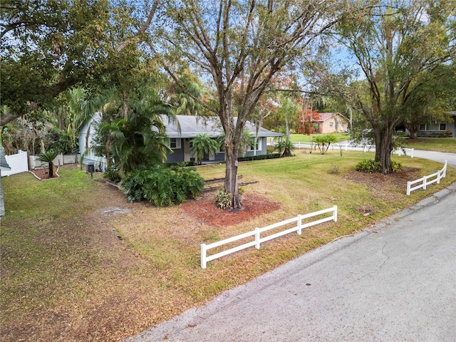 view of front of property featuring a front lawn