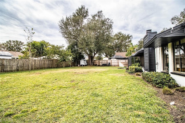 view of yard with a storage unit