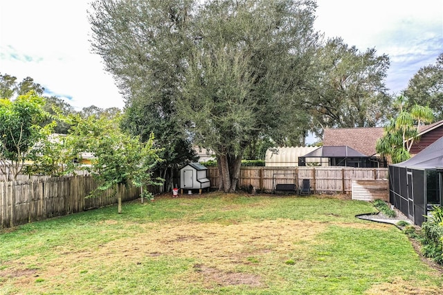 view of yard featuring a storage shed