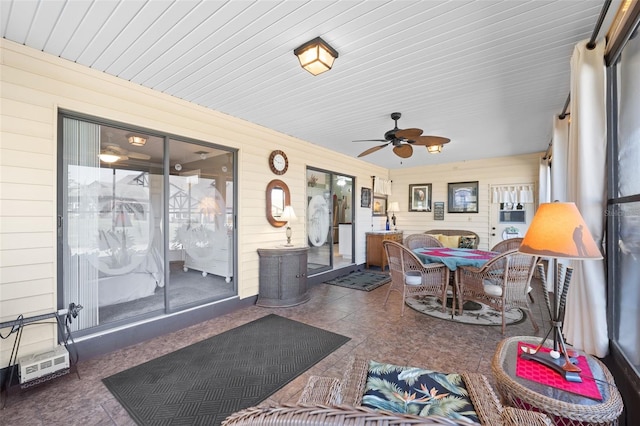 sunroom with ceiling fan