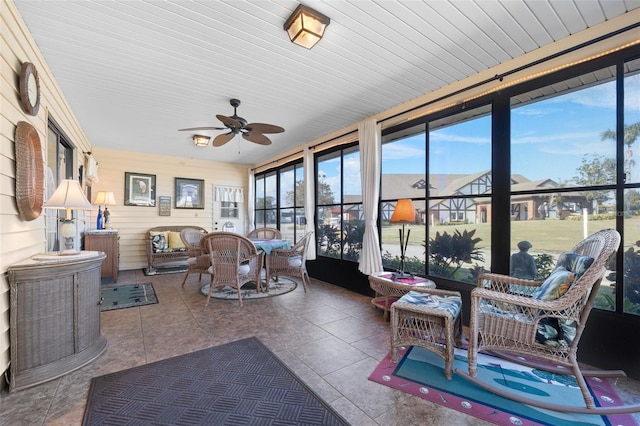 sunroom with ceiling fan