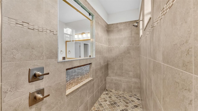 bathroom featuring a tile shower