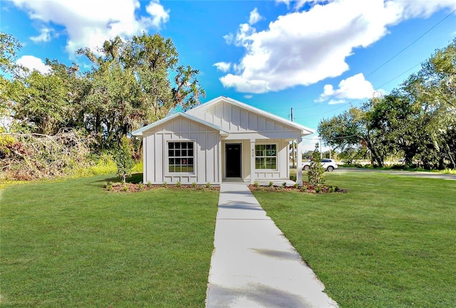 view of front of home featuring a front lawn