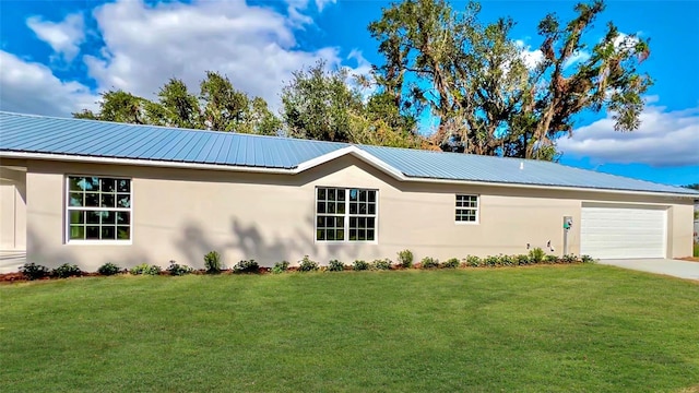 ranch-style house featuring a front lawn and a garage