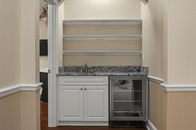 1665 Blue Heron Ln, Lakeland, FL 33813 - indoor wet bar with wine cooler and dark wood-style flooring