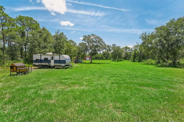 view of yard featuring a storage shed