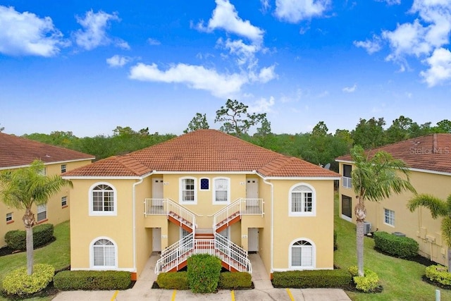 view of front facade with a front yard