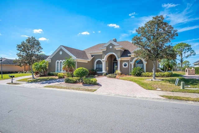 view of front of property featuring a front yard