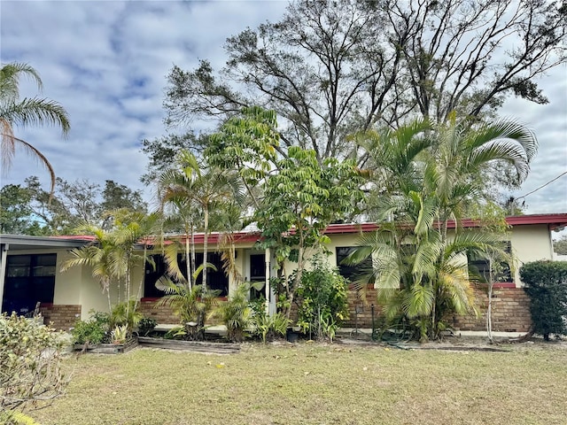 view of front of home with a front yard