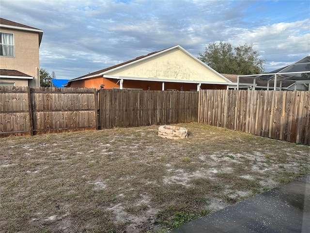 view of yard featuring an outdoor fire pit