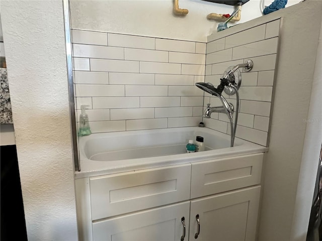 bathroom featuring tiled shower / bath