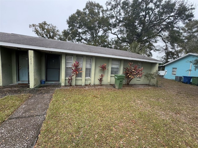 view of front facade featuring a front yard