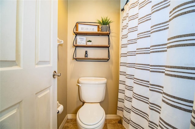 bathroom with toilet, tile patterned floors, a shower with shower curtain, and baseboards