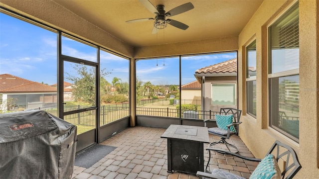 sunroom with ceiling fan