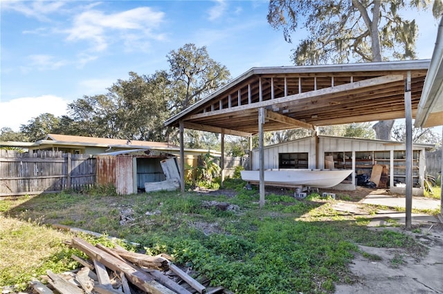 view of yard featuring an outdoor structure