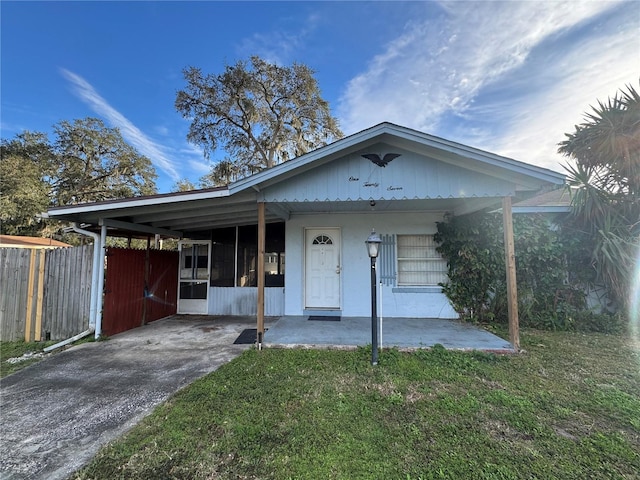 view of front of house with a carport and a front yard