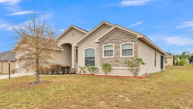 view of front of property featuring a front yard