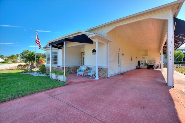 view of front of home with a front lawn and a carport