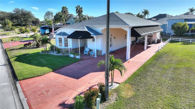 view of front of house featuring a carport and a front lawn