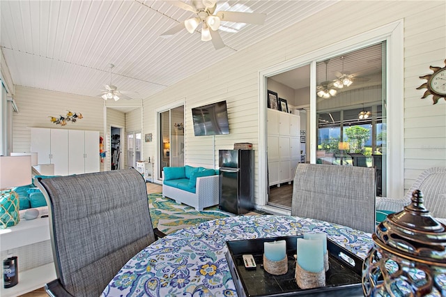 sunroom / solarium featuring ceiling fan