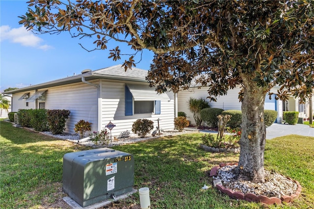 view of front facade featuring a front yard