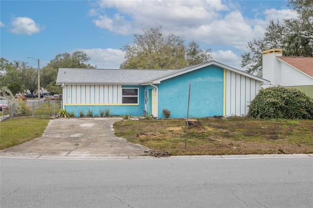 view of front facade with a front yard