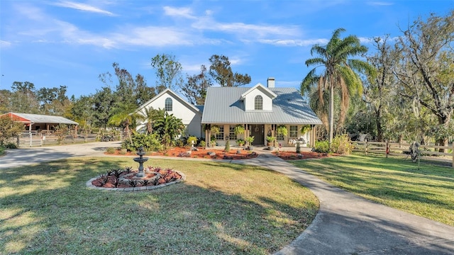 farmhouse inspired home featuring covered porch and a front yard