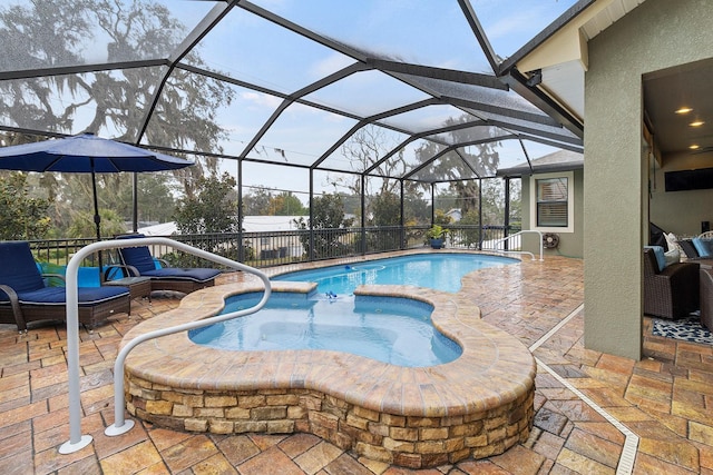 view of pool featuring an in ground hot tub, outdoor lounge area, a patio, and glass enclosure