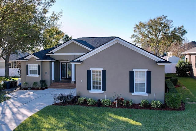 view of front of property featuring a front lawn