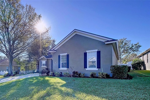 view of front of property with a front lawn