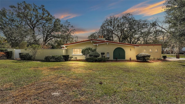 view of front of property featuring a lawn