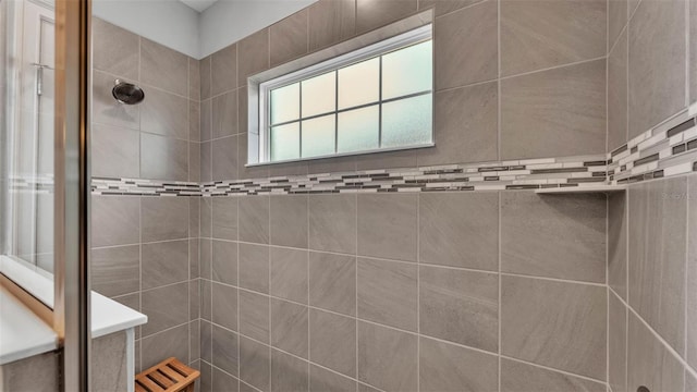 bathroom featuring a tile shower