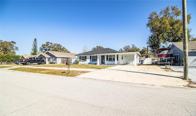 view of front of home featuring a front yard