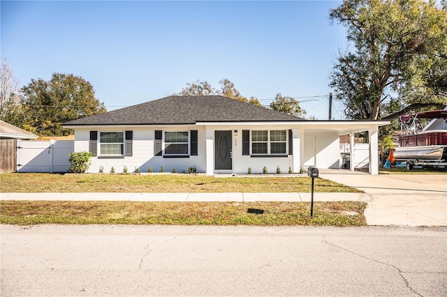 view of front of house featuring a carport and a front lawn